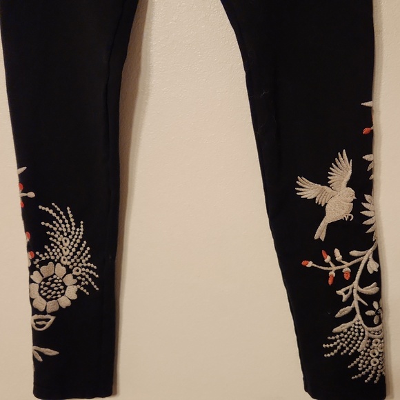 Classic black leggings with chic embroidery by JOHNNY WAS. - Picture 5 of 6